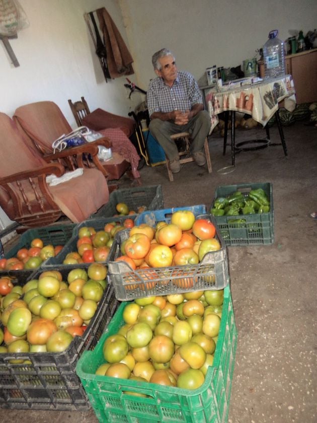 Juan, en el interior del cuartito donde paraba para descansar