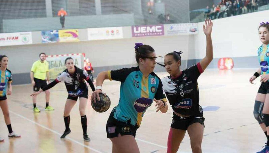 La competición en la segunda femenina de balonmano está en el aire