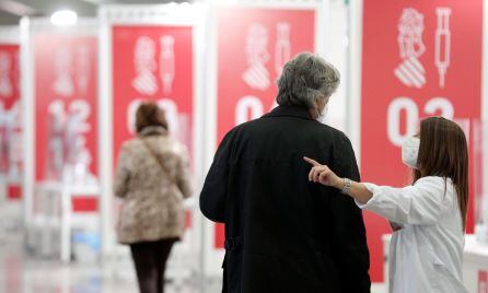 Una enfermera indica a dónde debe dirigirse para vacunarse contra el coronavirus en una de las vacunaciones masivas.