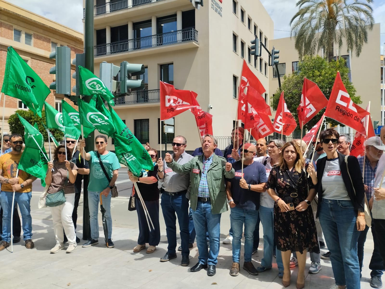 CSIF y CCOO denuncian el &quot;colapso&quot; de la oficina de Extranjería en Murcia