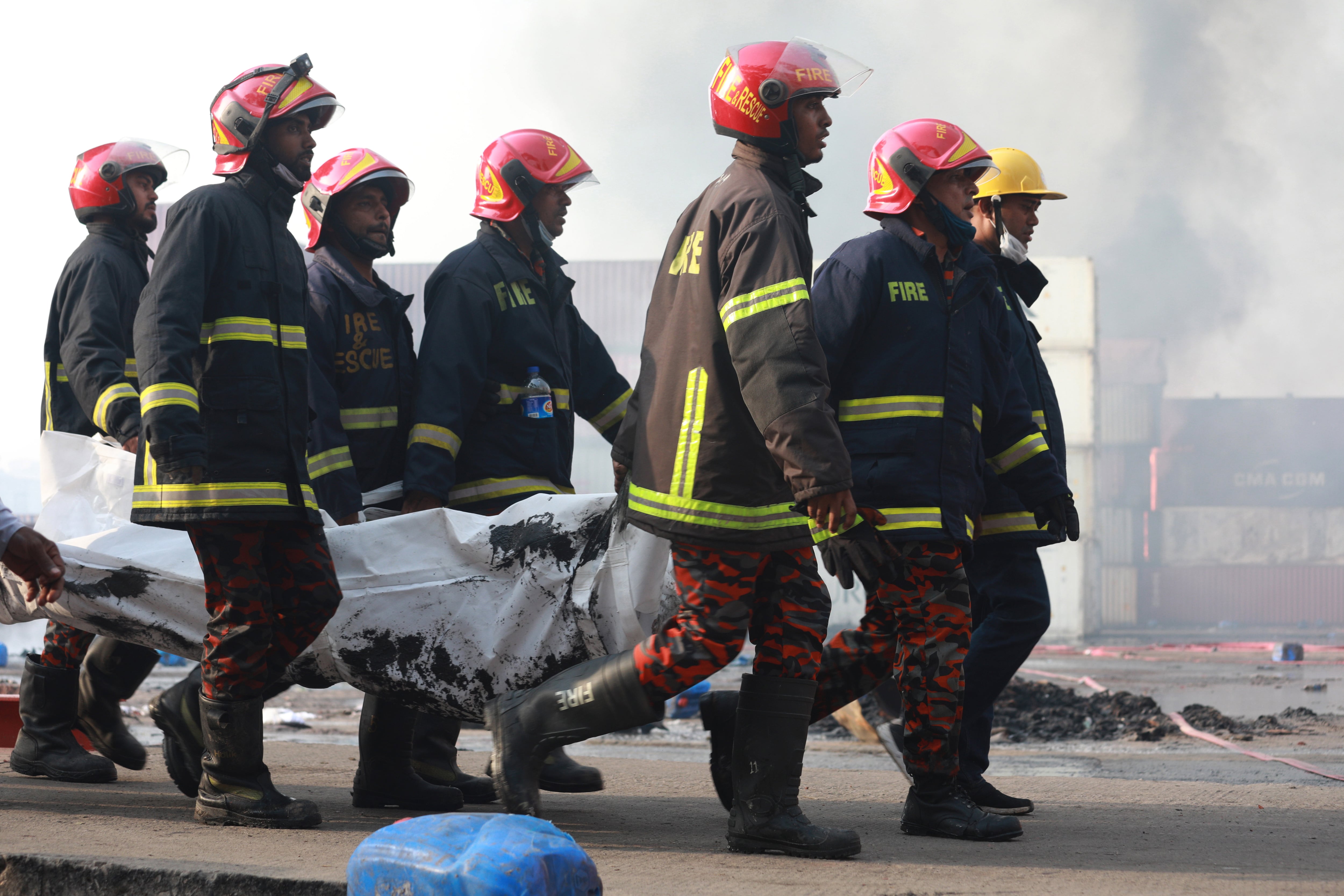 Bomberos en Bangladesh