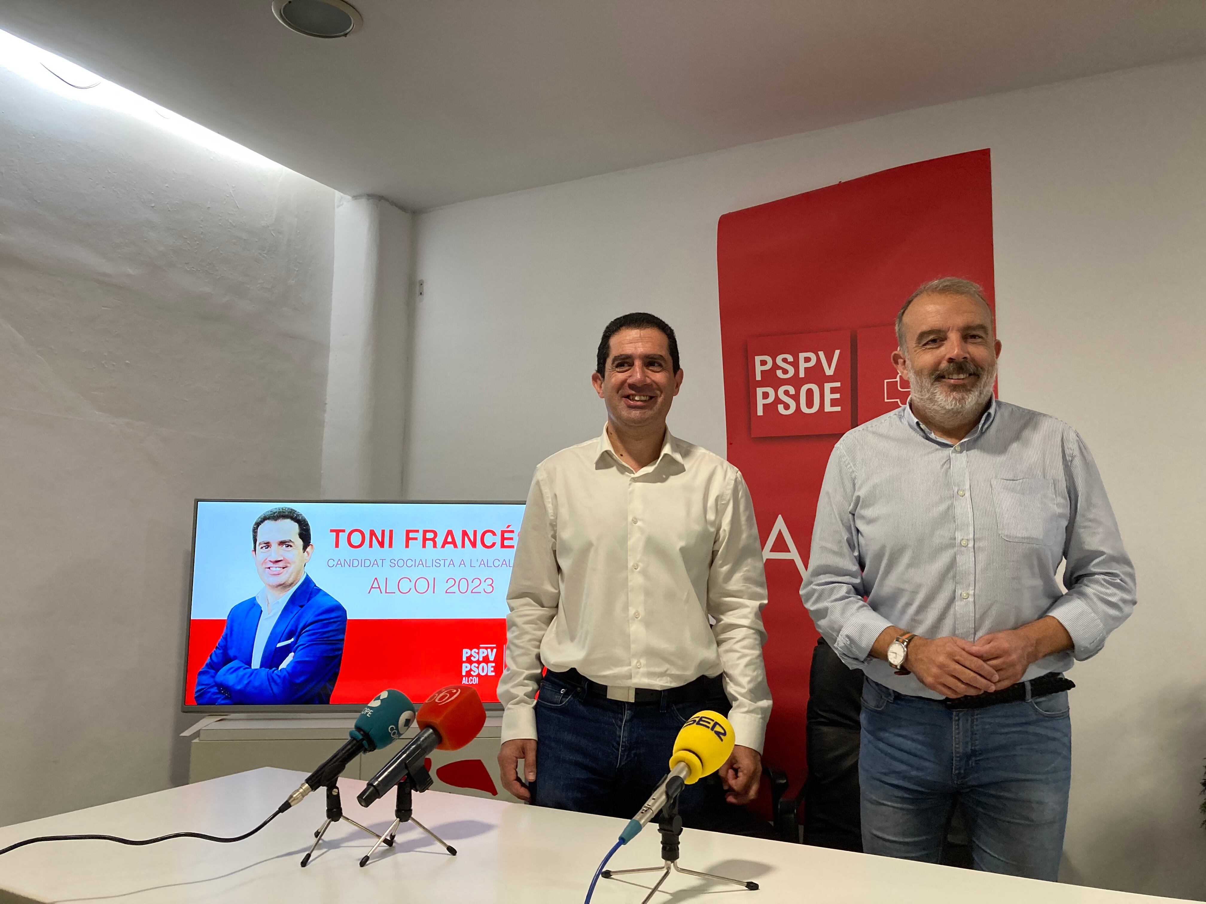 Antonio Francés, candidato del PSOE a la alcaldía de Alcoy para 2023 y Jordi Martínez, secretario general de la Agrupación Socialista de Alcoy