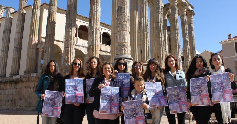 Las academias participantes en la presentación del  Día Internacional de la Danza en el Templo de Diana