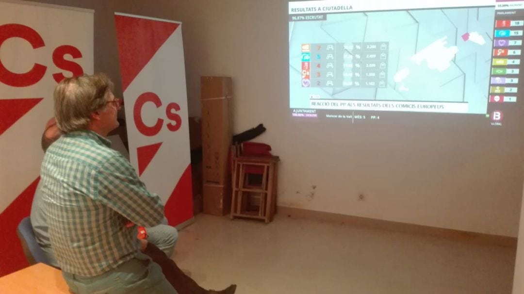 El candidat Miguel Bueno del Amo segueix els resultats de la nit electoral a la seu del partit a Maó.