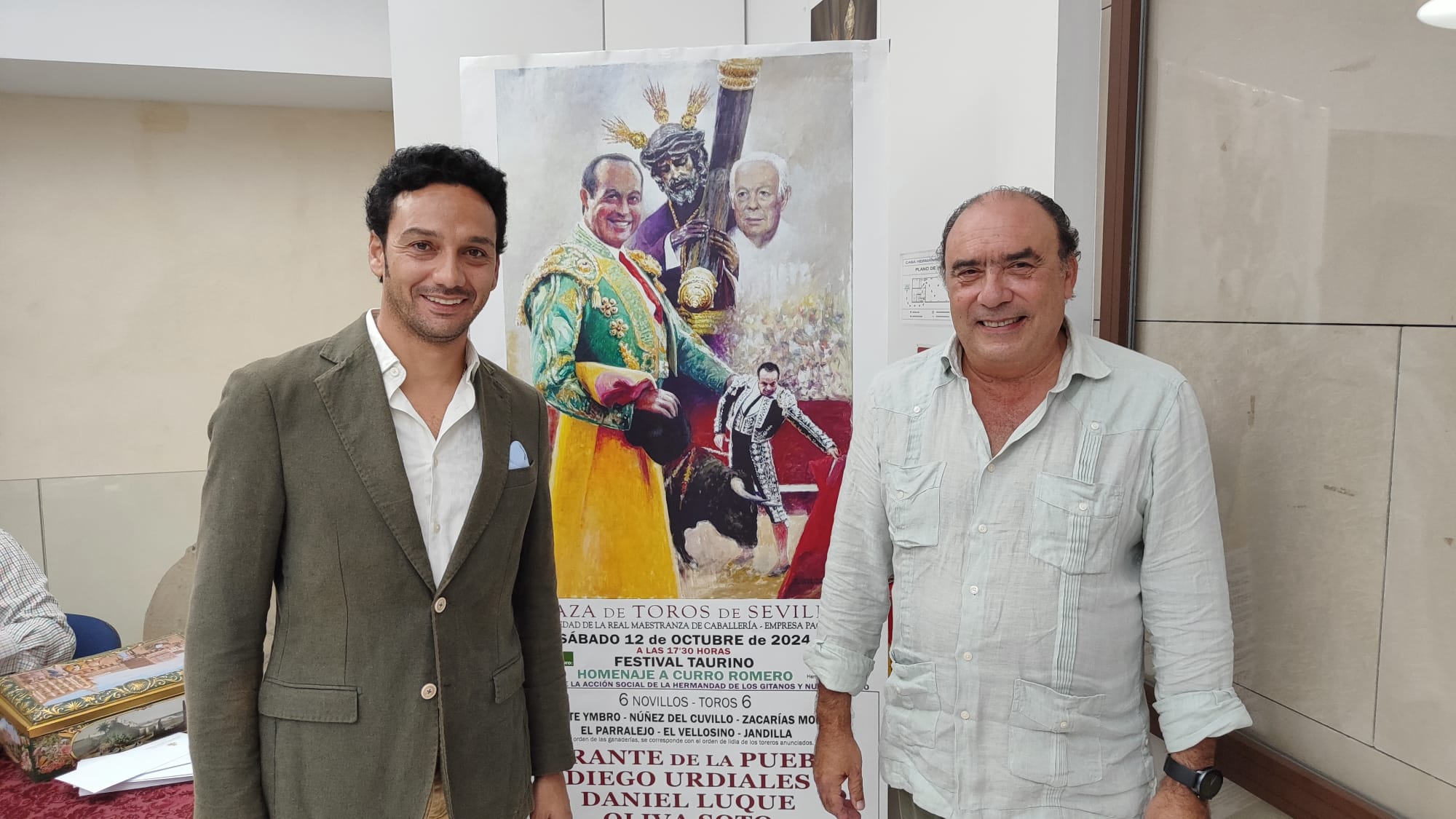 El torero Oliva Soto y el hermano mayor de Los Gitanos, José María Flores Vargas, posan ante el cartel del festival del 12 de octubre homenaje a Curro Romero