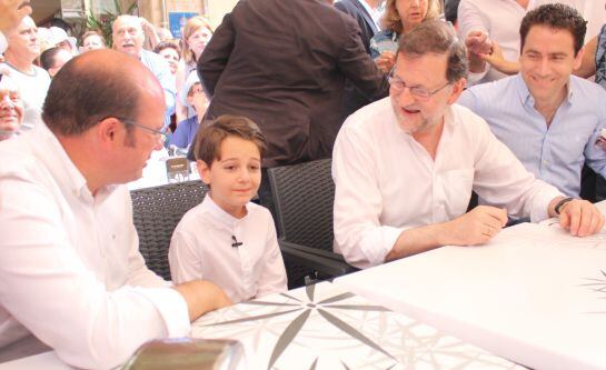 Pedro Antonio Sánchez junto al joven &#039;Pablito&#039;, Mariano Rajoy y Teodoro García, en Molina de Segura