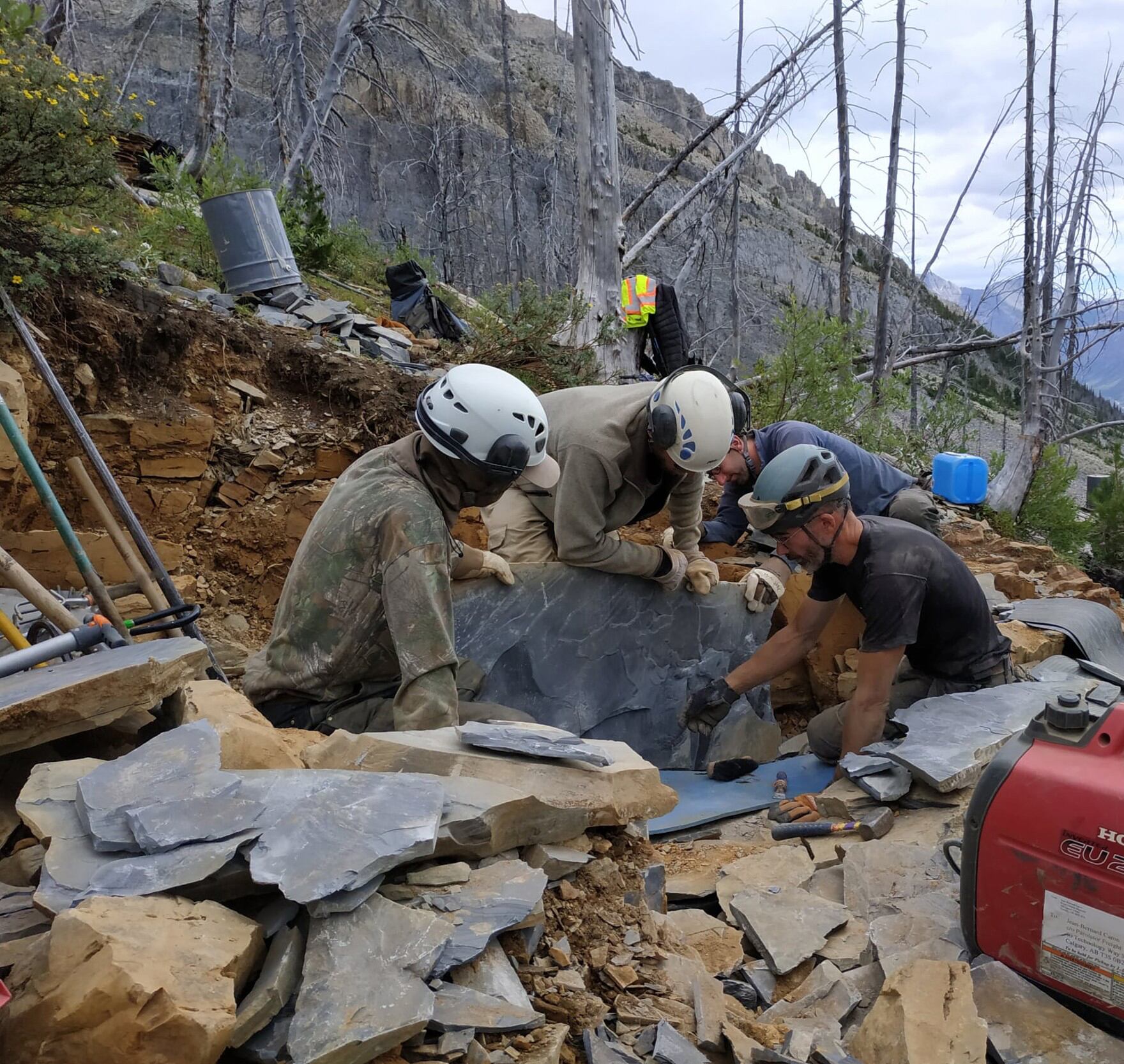 Partiendo losas de esquisto en la cantera de esquisto de Burgess, cerca de Marble Canyon, en 2022: Moysiuk y Caron en el centro y a la derecha, respectivamente.
Crédito
© Melina Jobbins
