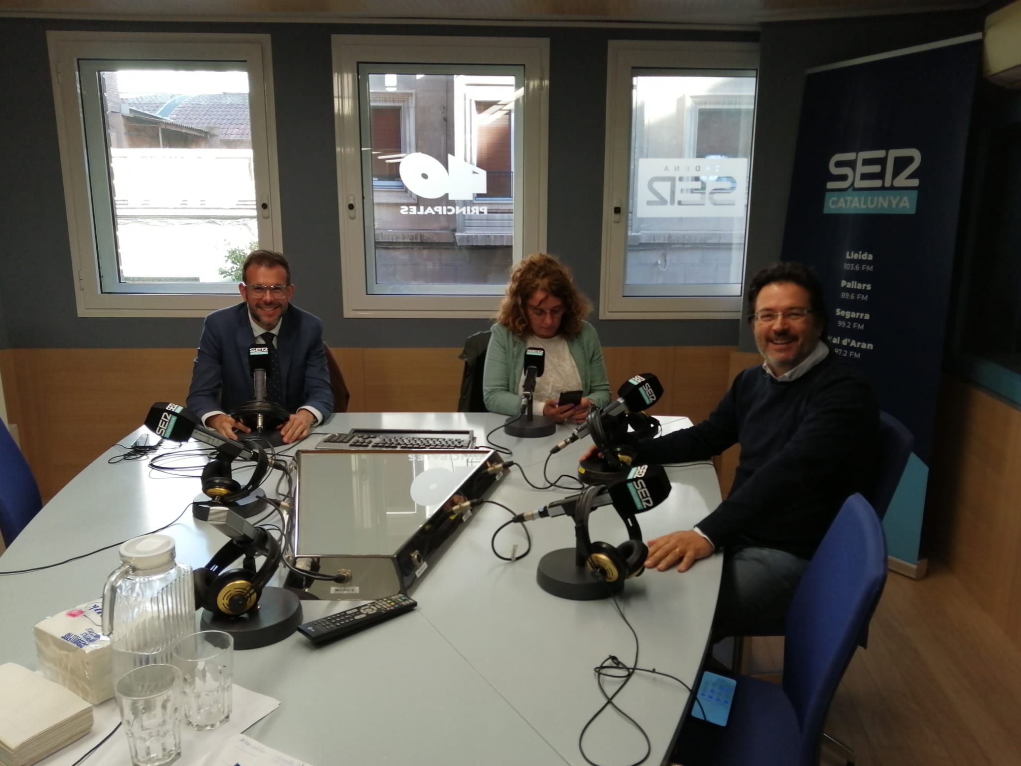 D'esquerra a dreta, Amador Marquès, Inés Granollers i Isidre Gavin a l'estudi 1 de Ràdio Lleida.