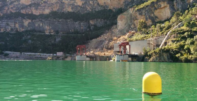 El derrumbe de la ladera aísla el municipio de Cortes de Pallás