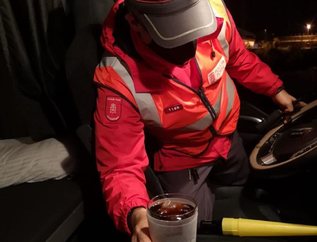 Sancionado un camionero que conducía con un cubata y se saltó un control transfronterizo en Navarra