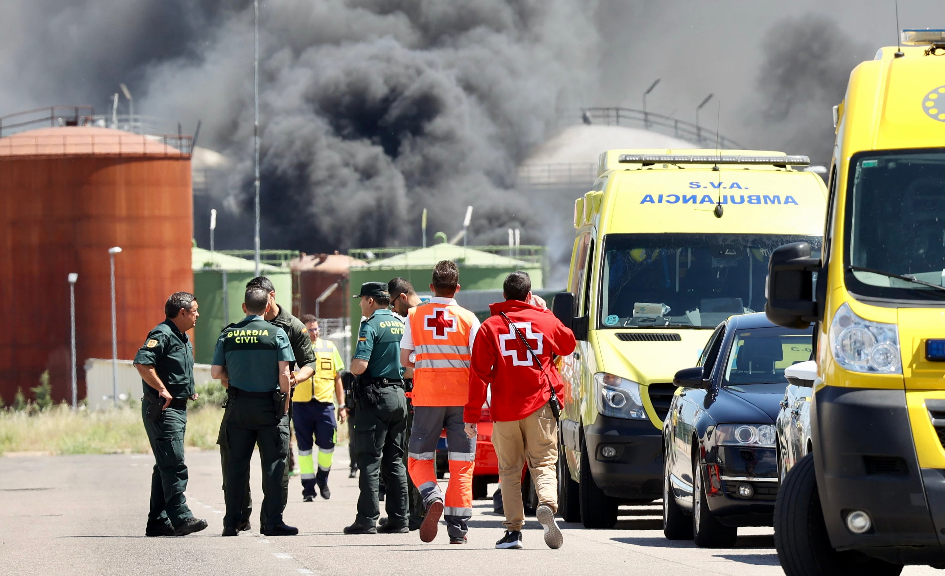 CALAHORRA, 26/05/2022.- Las unidades de la Guardia Civil y Cruz Roja asisten este jueves al lugar de la explosión de la planta de biodesel en Calahorra (La Rioja), donde dos personas han fallecido, en el polígono Recuenco de la localidad. El Ayuntamiento de Calahorra ha acordado desalojar los polígonos industriales El Recuenco y Tejerías ante el riesgo de que se produzcan nuevas explosiones, así lo ha detallado a Efe el primer teniente de alcalde de Calahorra, Esteban Martínez. EFE/ Raquel Manzanares
