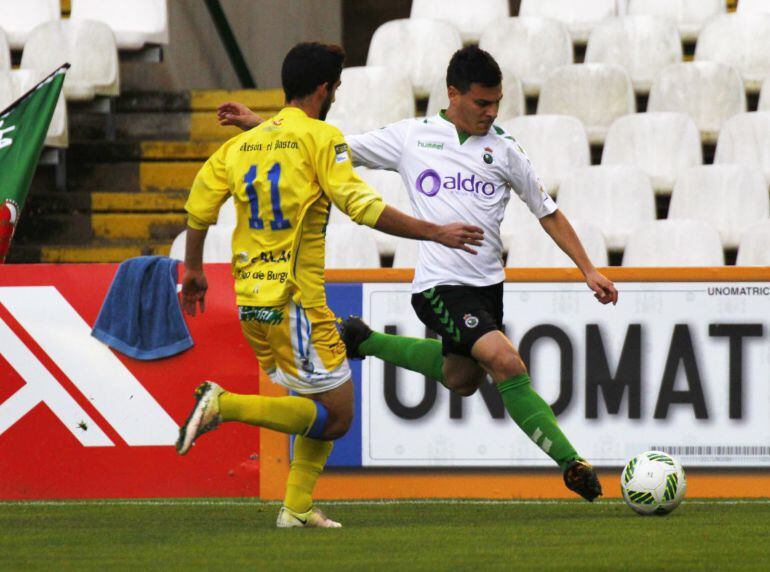 Leonel Bontempo realiza un centro frente a un jugador castellano