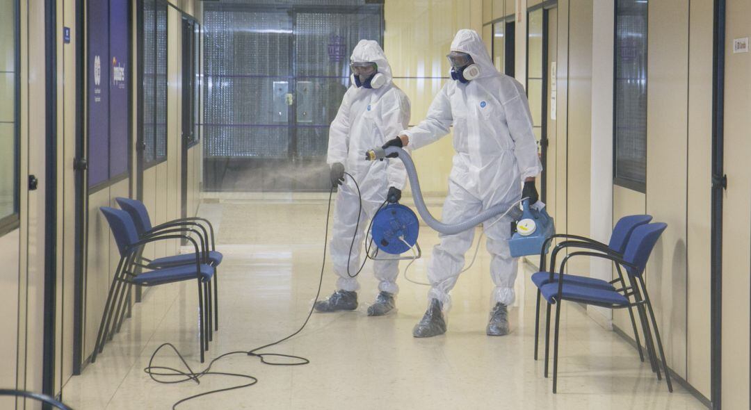 Operarios desinfectan el Ayuntamiento de Gandia