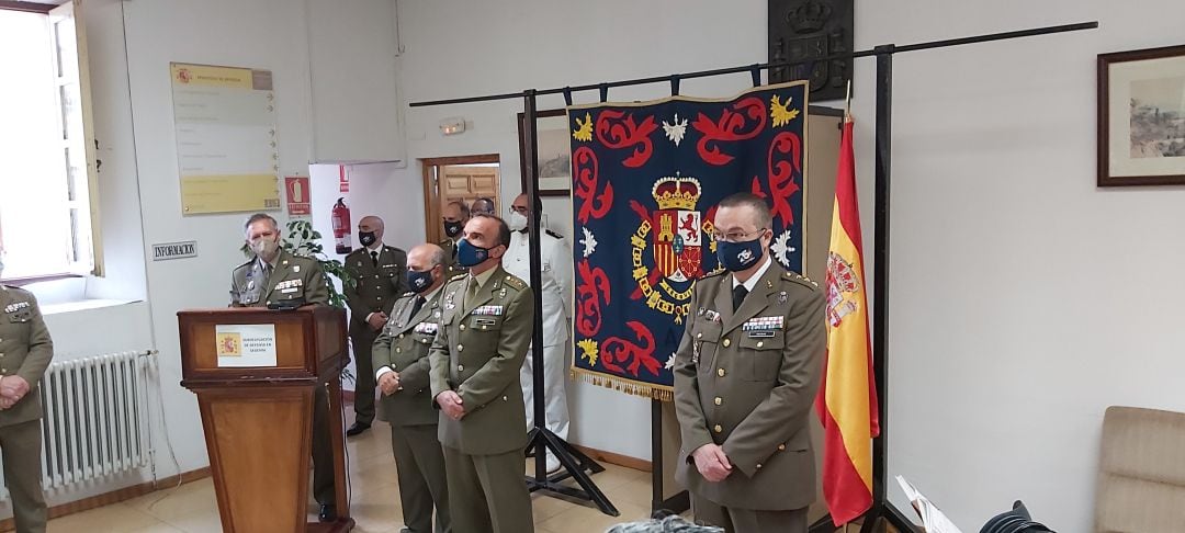 Coronel Roberto Fernández en su toma de posesión (derecha)