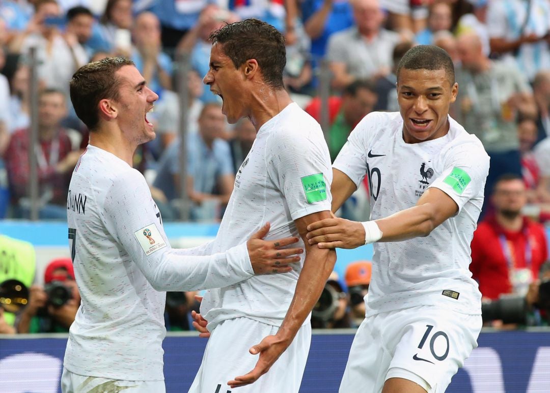 Antoine Griezmann, Varane y Kylian Mbappé celebran un gol de Francia durante el Mundial de Rusia.