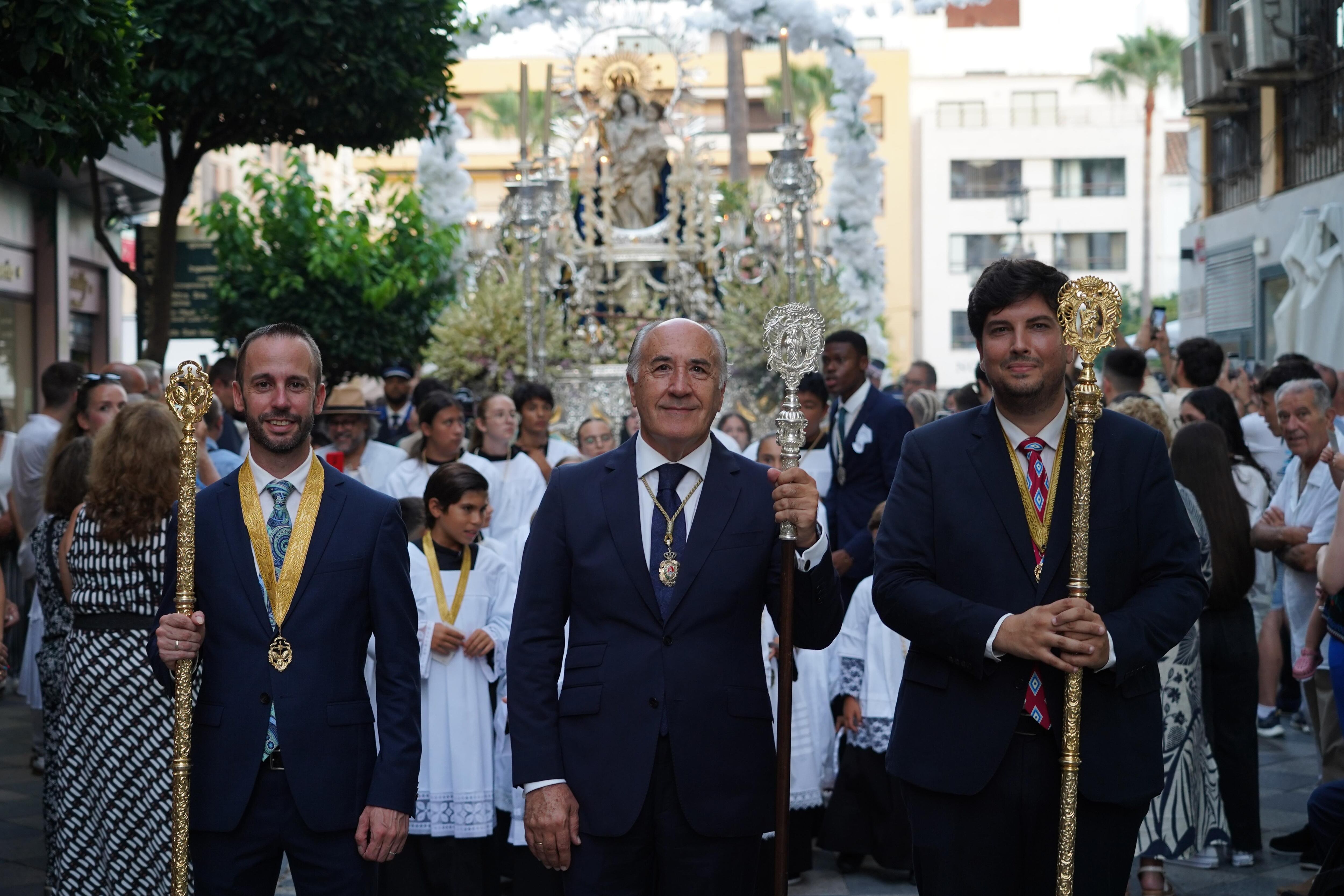 Nicolás Fernández, presidente del Consejo local; José Ignacio Landaluce, alcalde de Algeciras; Ismael Villa, hno. Mayor Hdad. Palma.