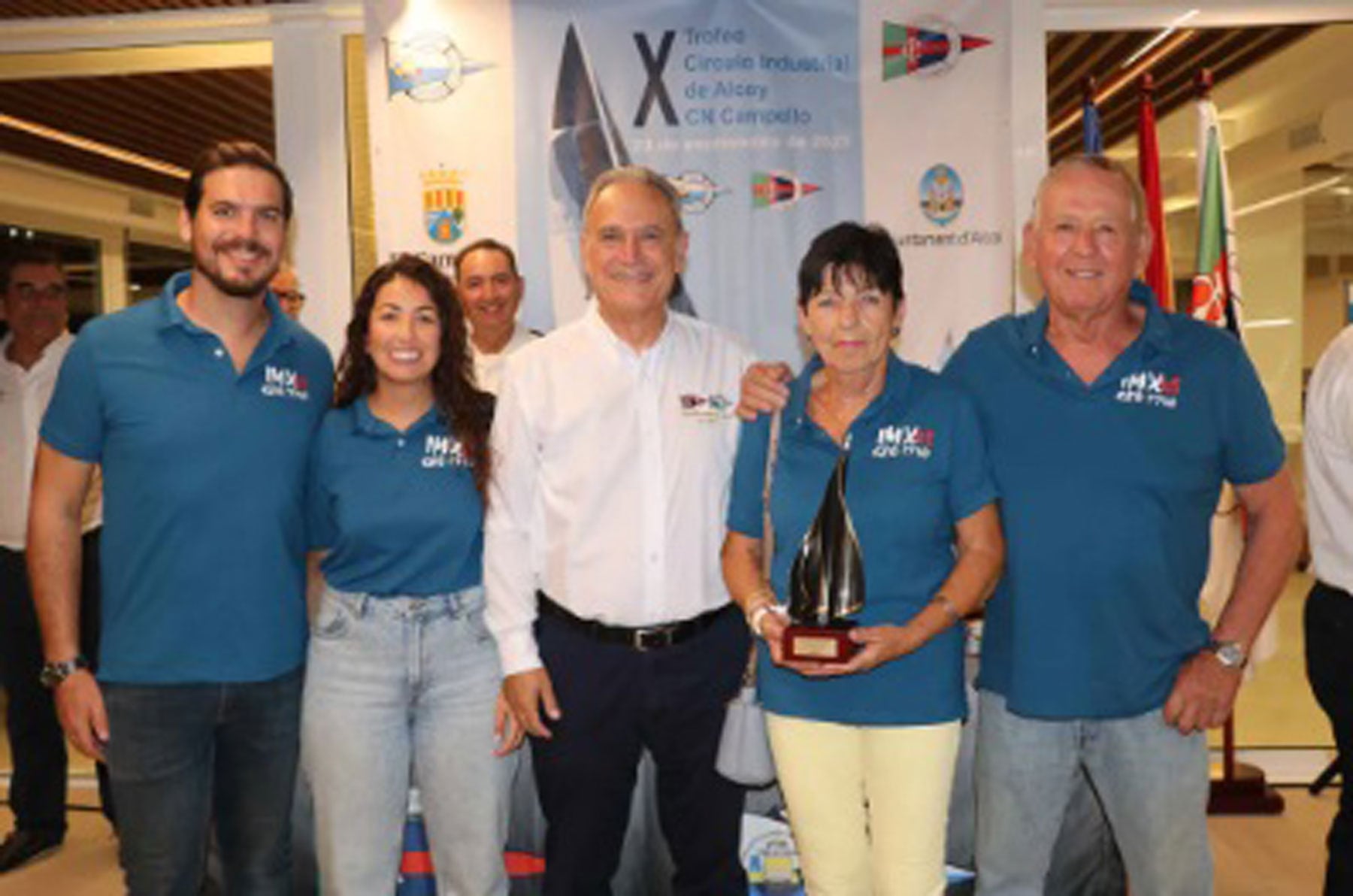 Los ganadores de la regata junto al presidente del Círculo Industrial, Indalecio Carbonell