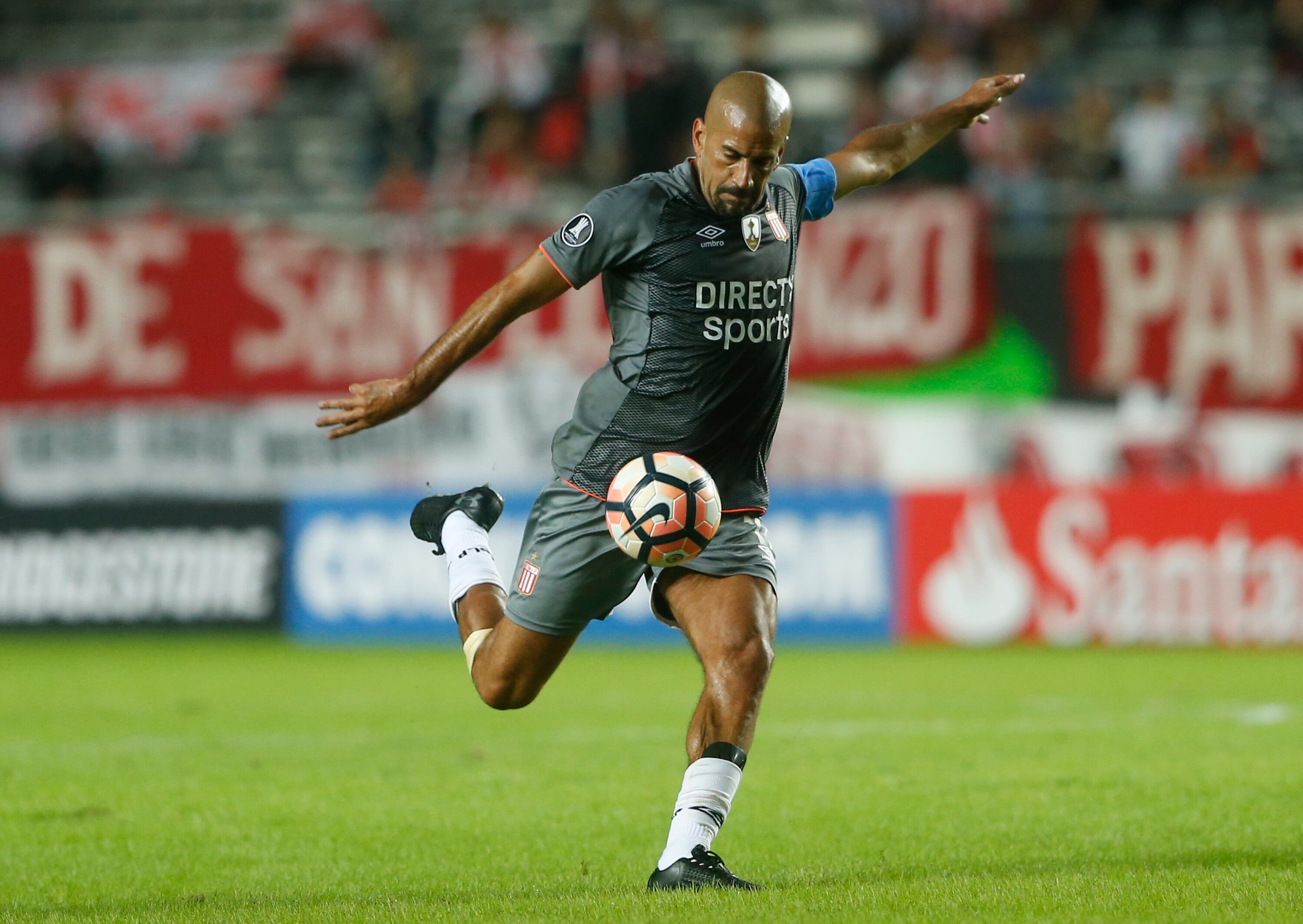 Juan Sebastián Verón disputa uno de sus últimos partidos con Estudiantes con 42 años