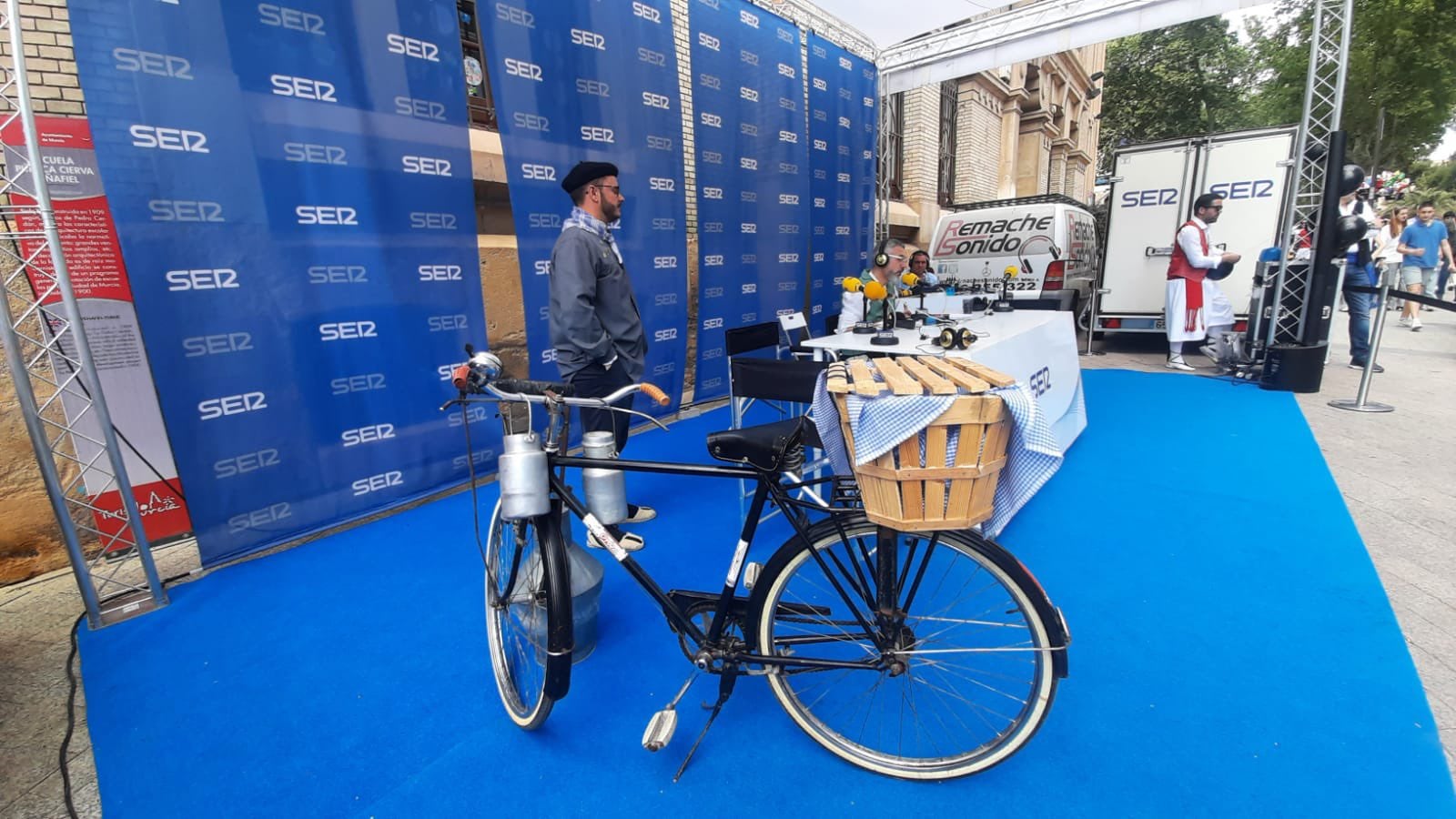 Ulises Ferrándiz, responsable de La Palabrica y vicepresidente de la peña huertana Los Lecheros, paso con su bicicleta por el programa