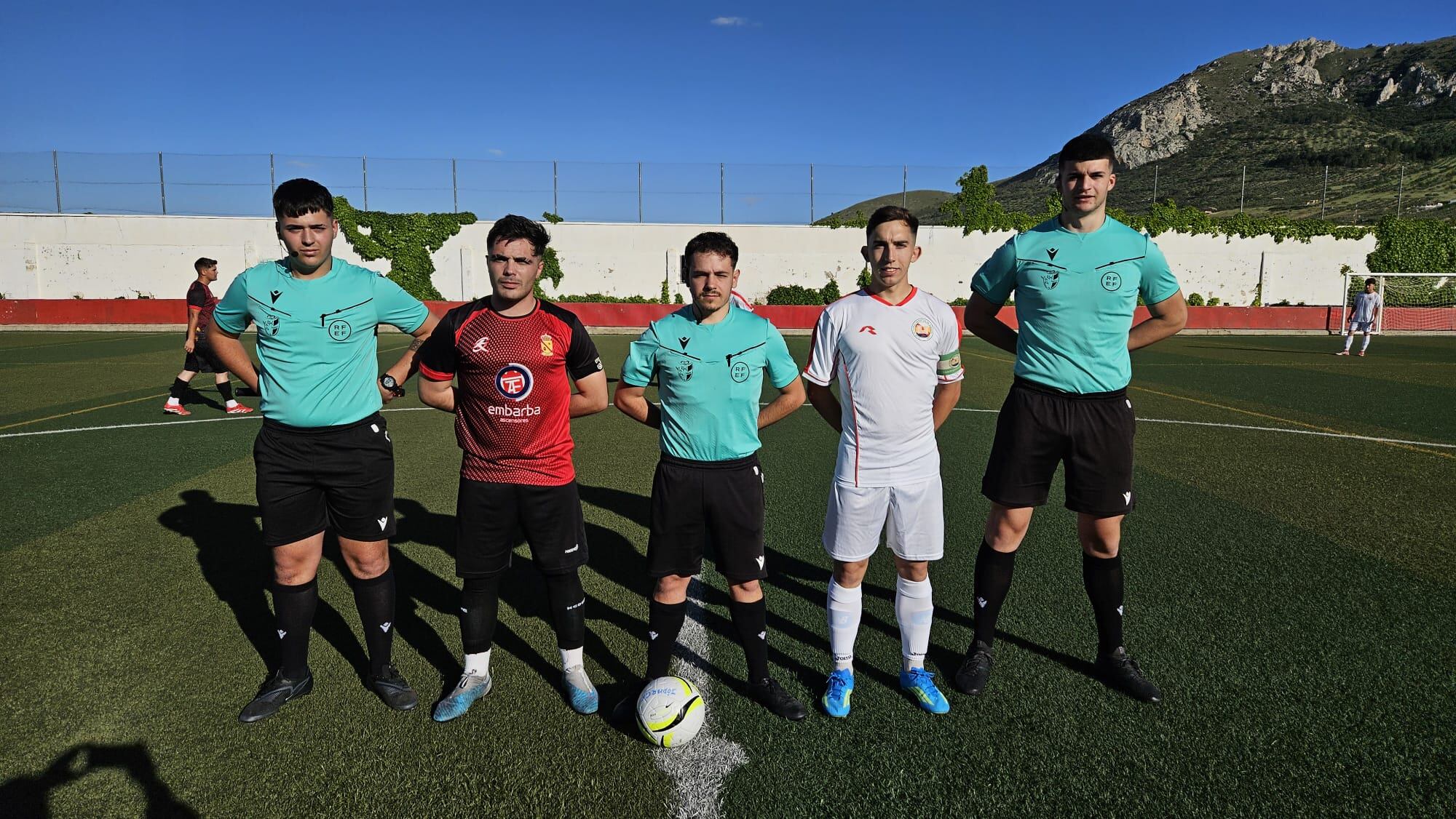 Trío arbitral y capitanes de los dos equipos tras el sorteo de campos