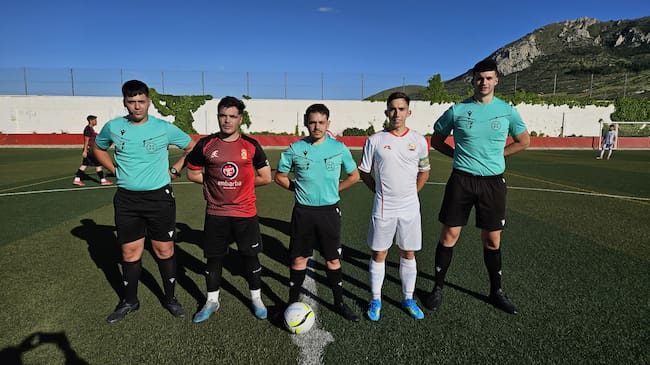 Trío arbitral y capitanes de los dos equipos tras el sorteo de campos