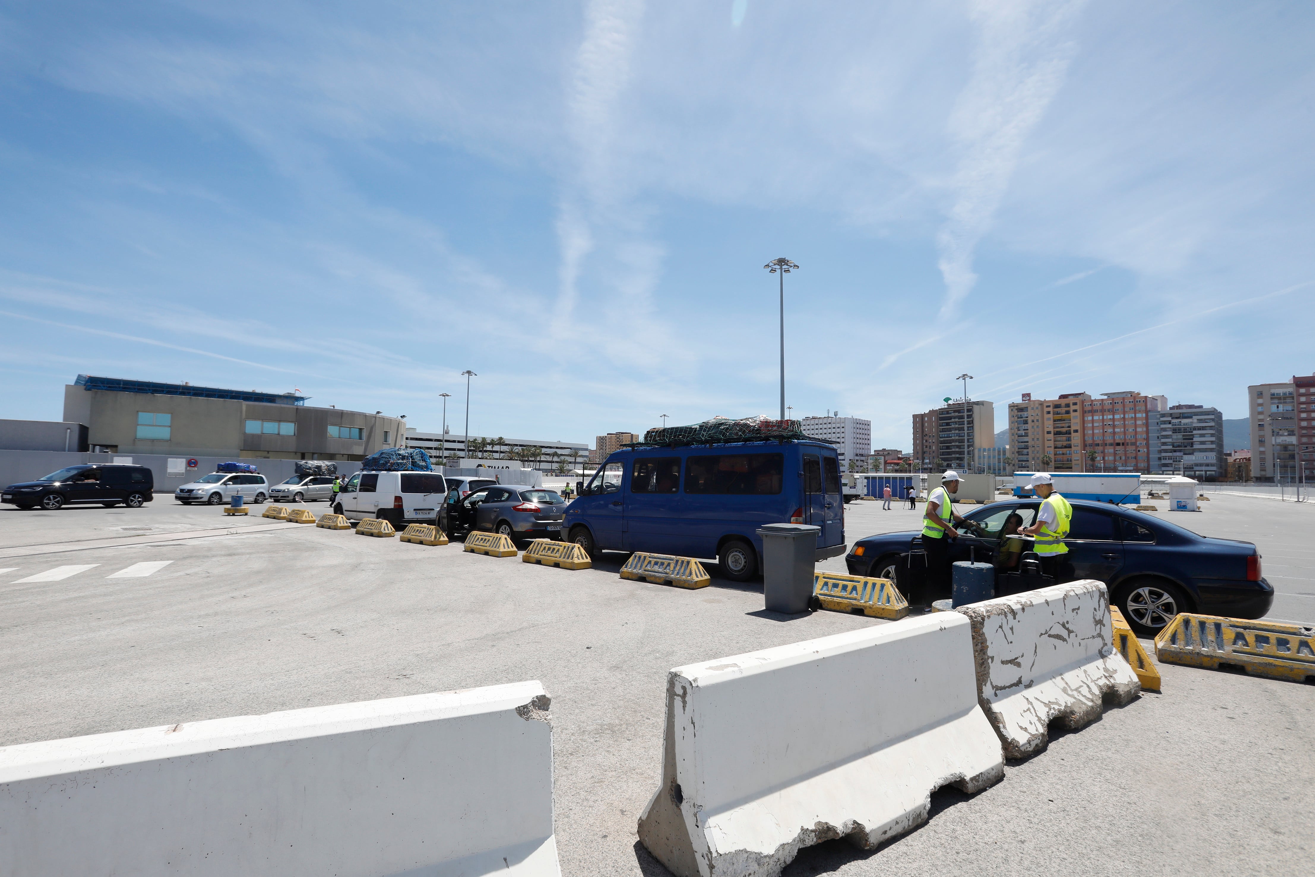 Una cola de vehículos en la zona de preembarque en el Puerto de Algeciras, durante uno de los días de la Fase de Salida de la OPE 2023.