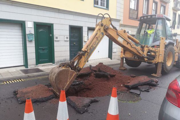 Socavón en una calle de San Benito