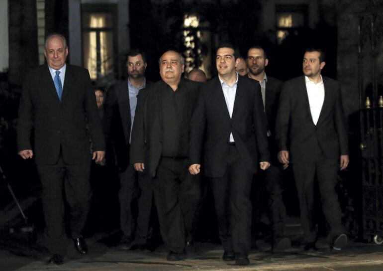 KOLE112 ATENAS (GRECIA), 27/01/2015.- El nuevo primer ministro griego, Alexis Tsipras (3d), camina por delante de algunos de sus nuevos ministros tras la ceremonia en la que el nuevo y reducido gabinete de Gobierno griego prestó juramento de sus cartos an