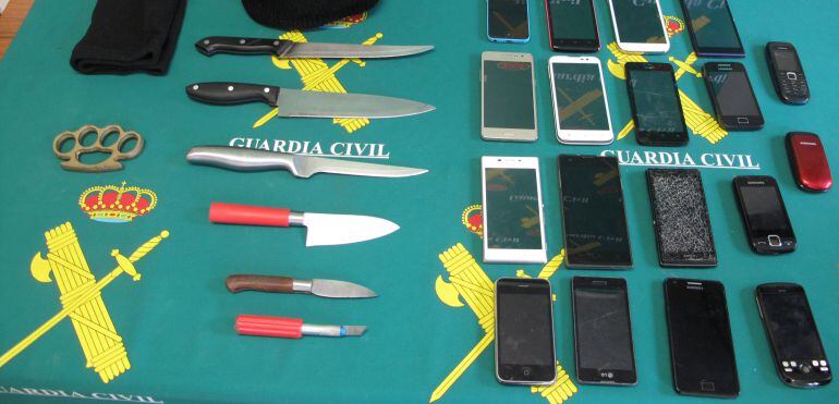 Cuchillos, el pasamontañas y algunos móviles robados por la banda que ya había vendido otros