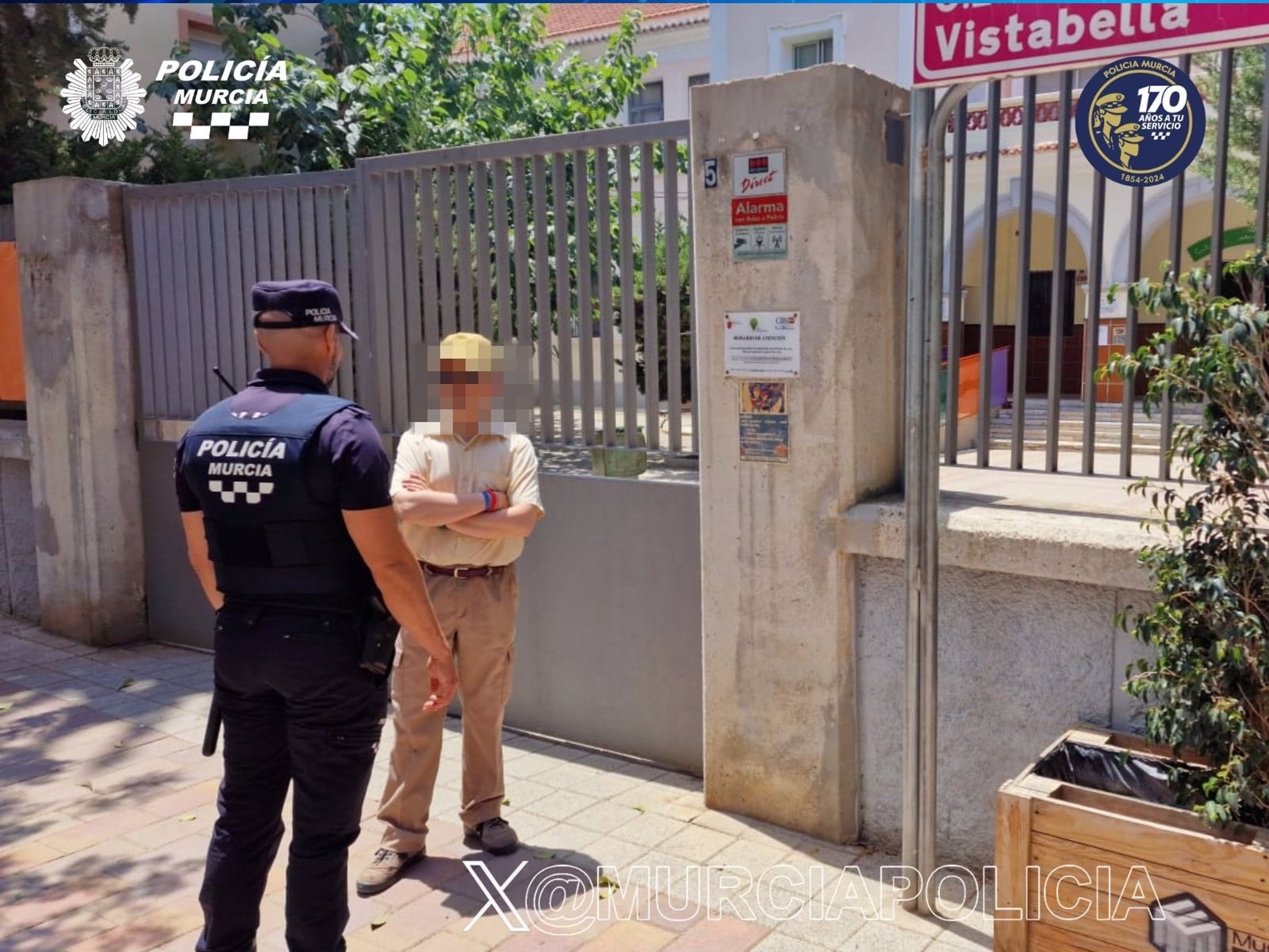 Imagen del conserje del CEIP Vistabella conversando con la Policía Local de Murcia