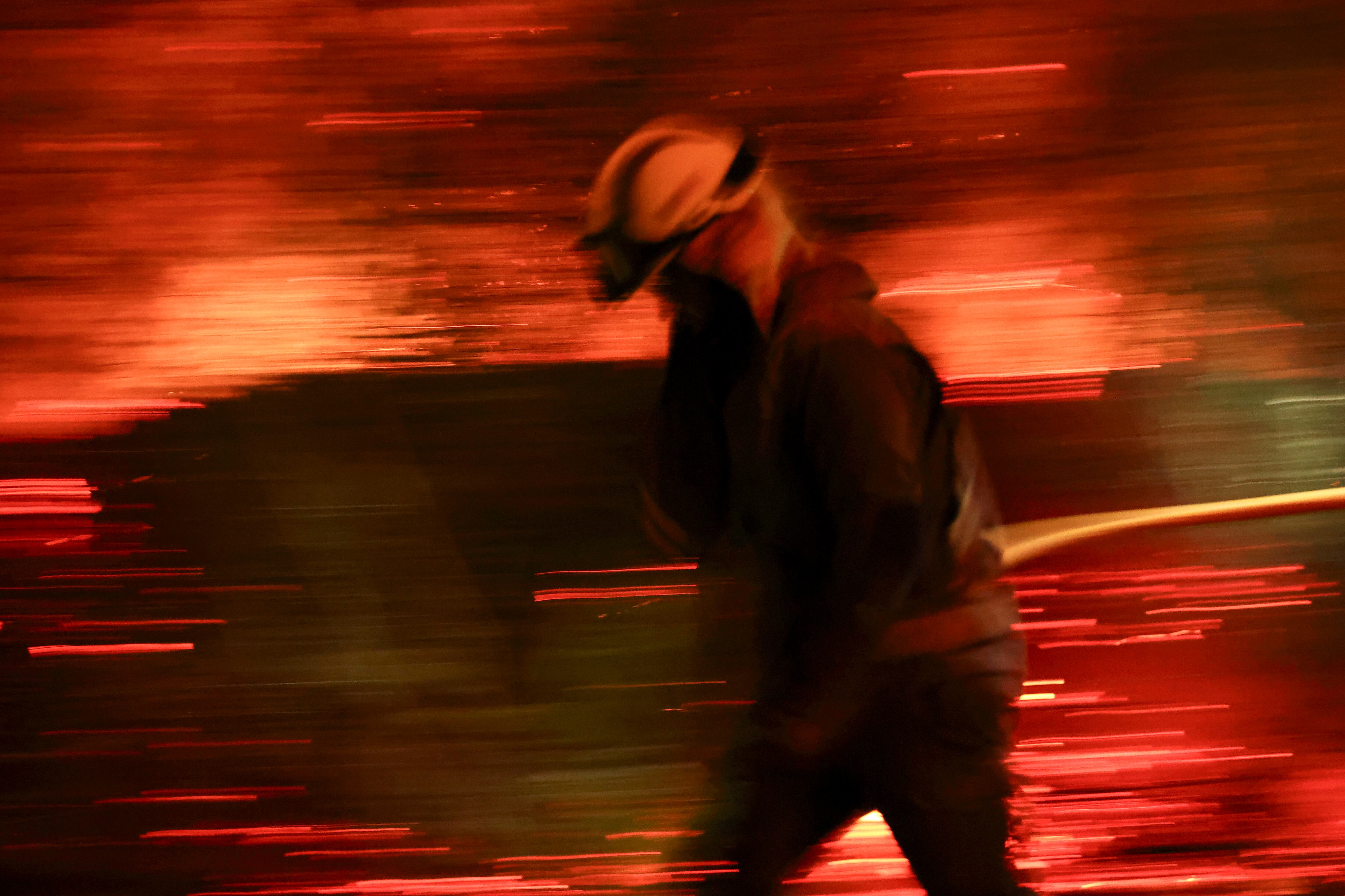 AGUASMESTAS (QUIROGA), 26/08/2025.- Bomberos forestales antes las grandes llamas del incendio en Aguasmestas, una parroquia del municipio de Quiroga, en la provincia de Lugo. EFE/ Sxenick
