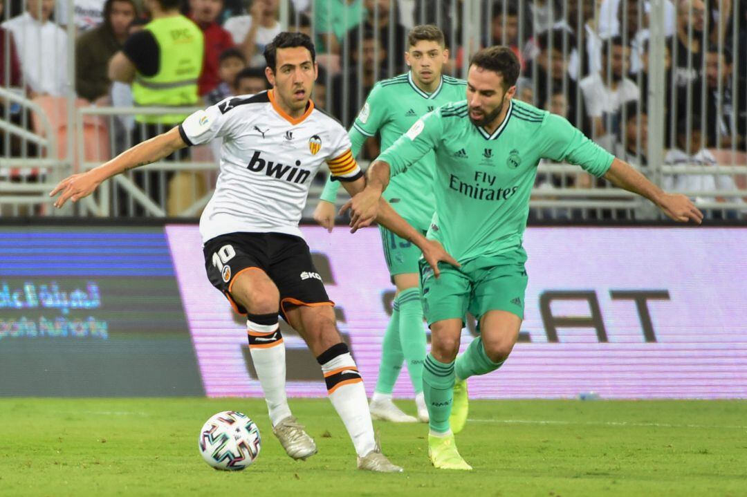 Dani Carvajal disputa un balón con Dani Parejo. 