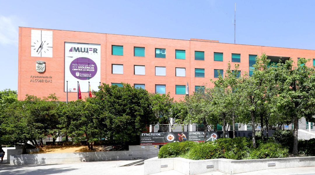 Fachada del ayuntamiento de Alcobendas con su campaña contra la violencia contra las mujeres