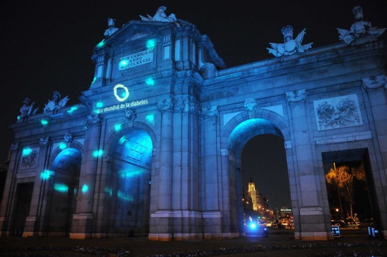 La Puerta de Alcalá iluminada de azul en conmemoración del Día Mundial de la Diabetes.