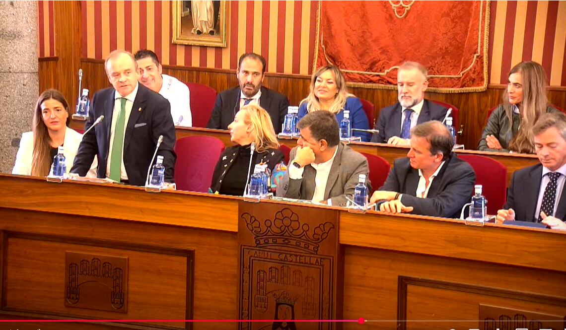 El portavoz de Vox, Fernando Martínez-Acitores (de pie), interviene en el pleno del Ayuntamiento de Burgos