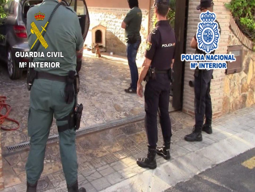 Imagen de archivo de policías y guardias civiles en una operación