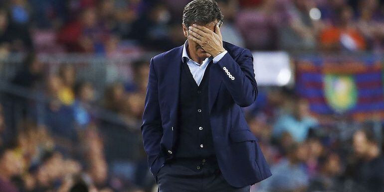 Míchel, entrenador del Málaga, en el encuentro de su equipo en el Camp Nou.