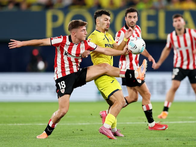 Mikel Jauregizar pelea por el balón con Mikautadze, delantero del Villarreal, durante el partido de La Cerámica ante el Villarreal