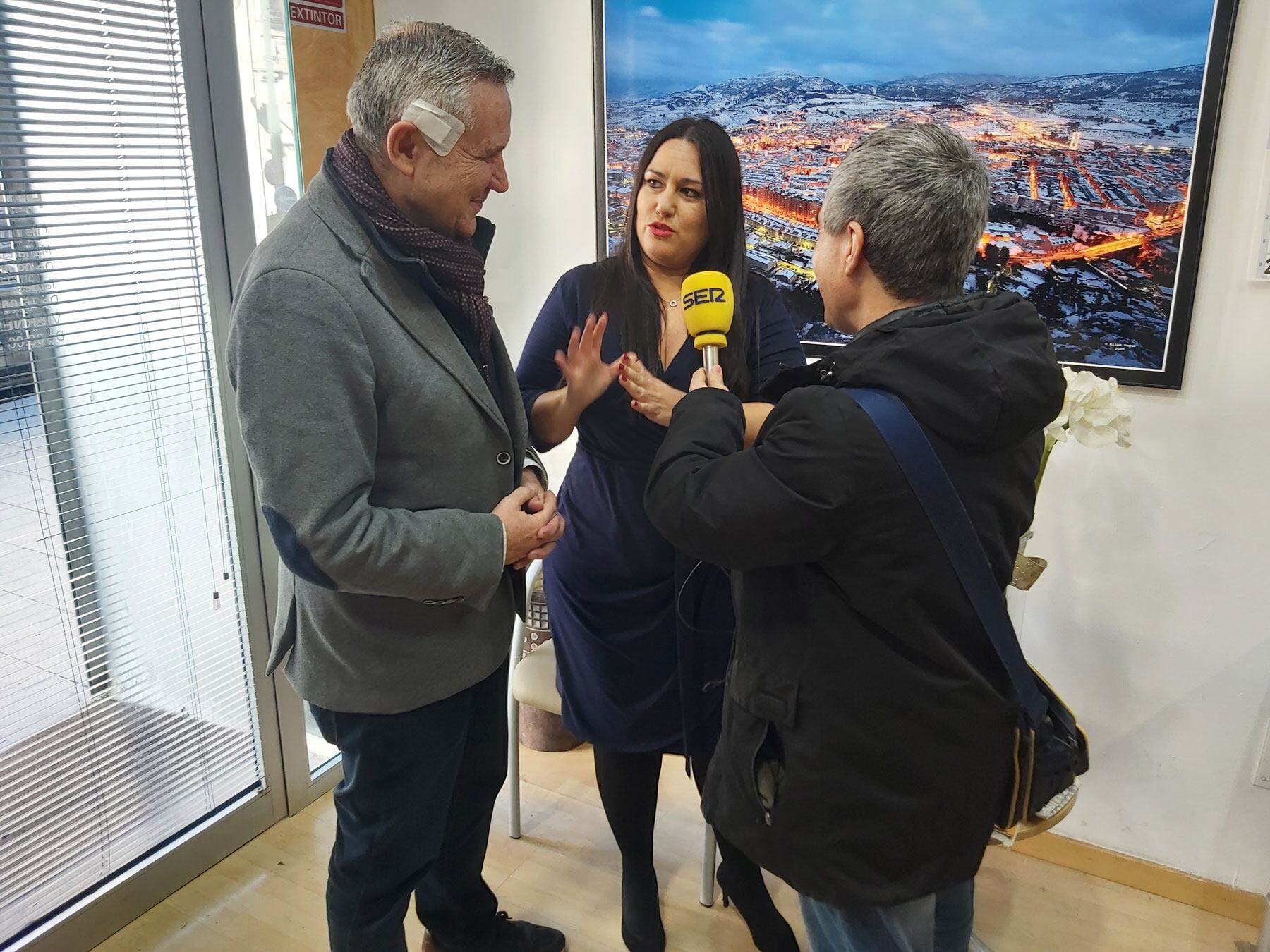 Maribel Sáez y Rafa Pérez, durante la entrevista con Radio Alcoy en la sede de ACECA