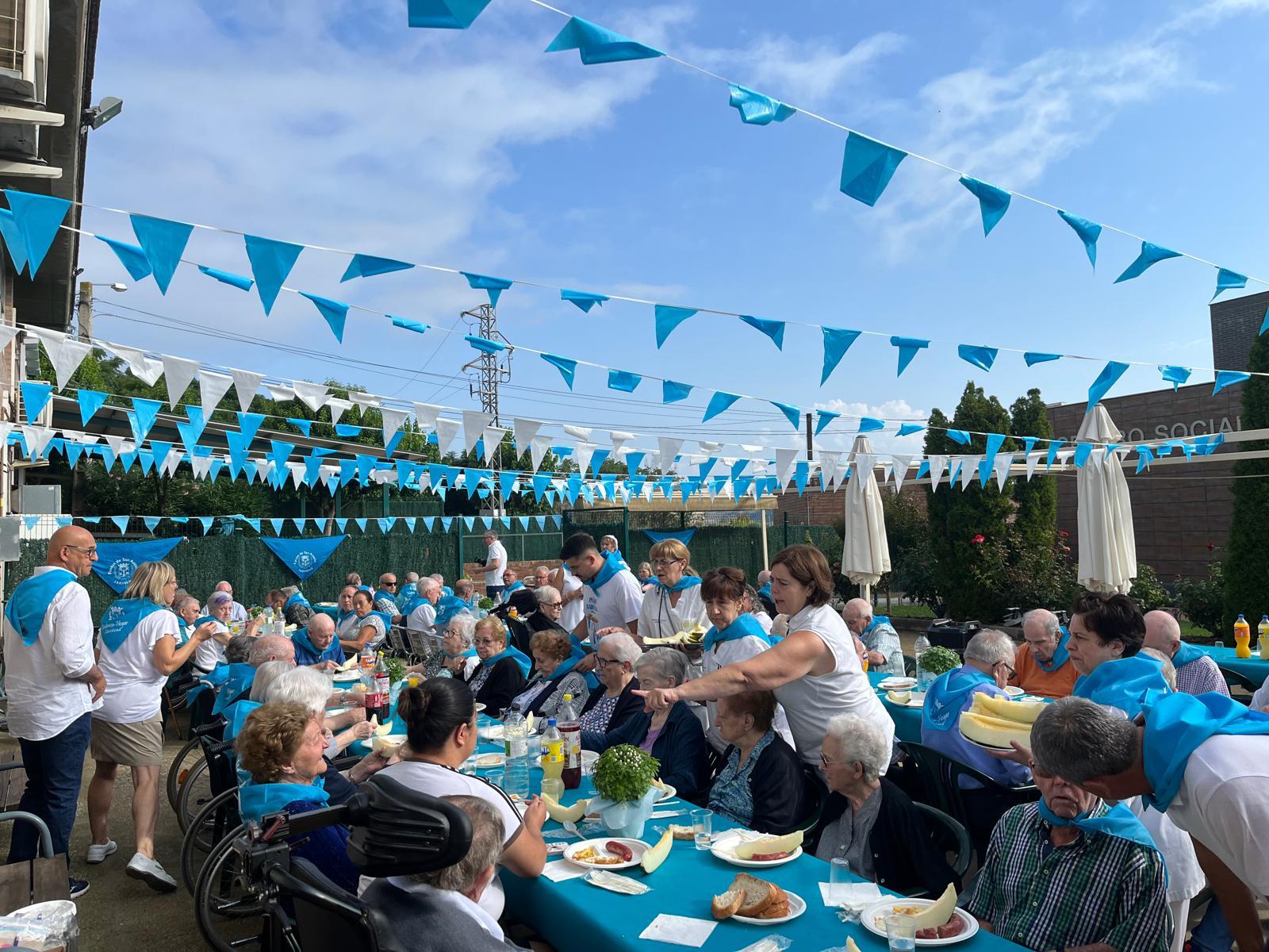 Celebración de la puesta de la pañoleta a los mayores de la Residencia