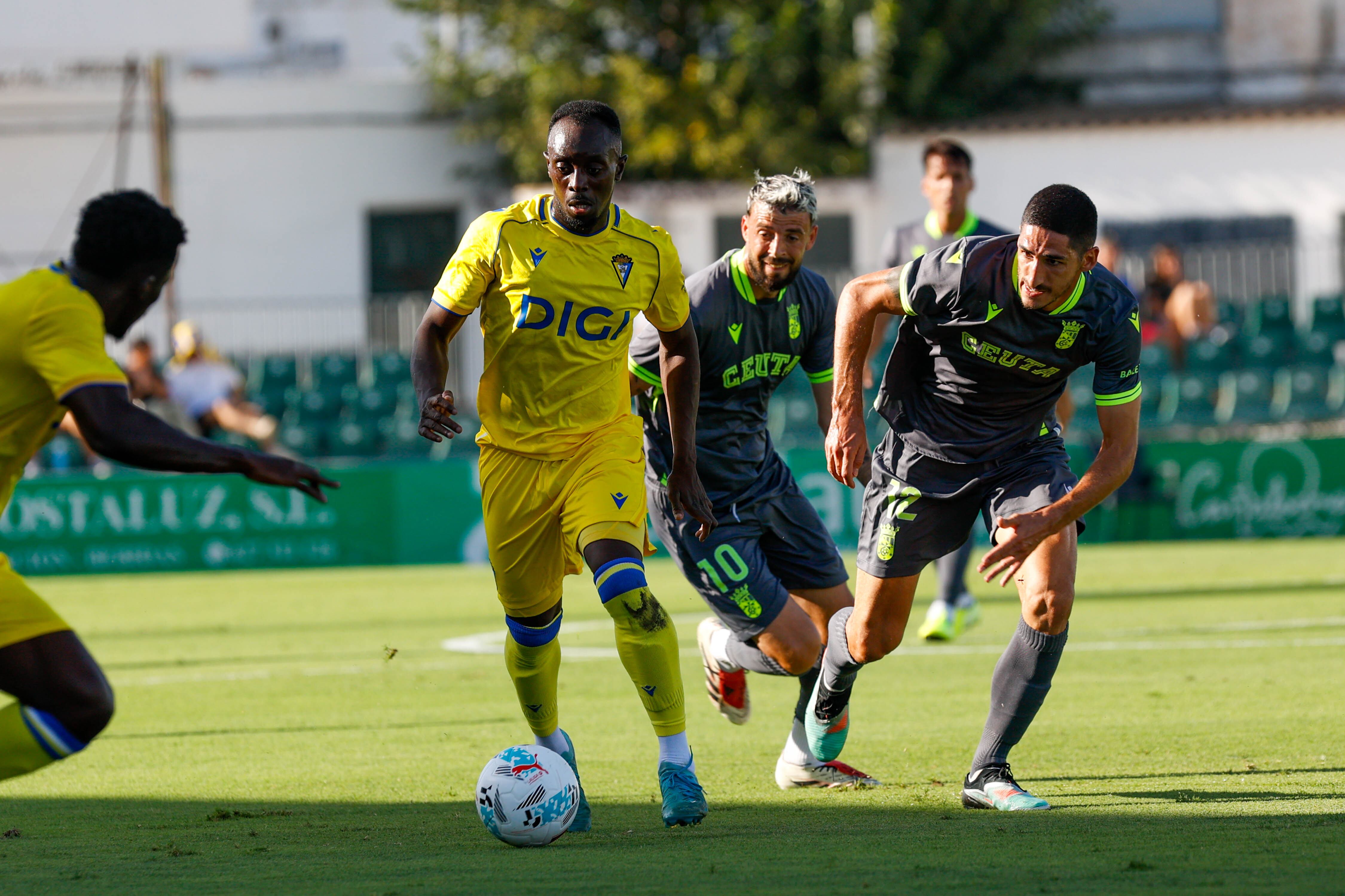 Yussi Diarra en su debut con la camiseta del Cádiz CF ante la AD Ceuta en El Palmar en la pretemporada veraniega de 2025.
