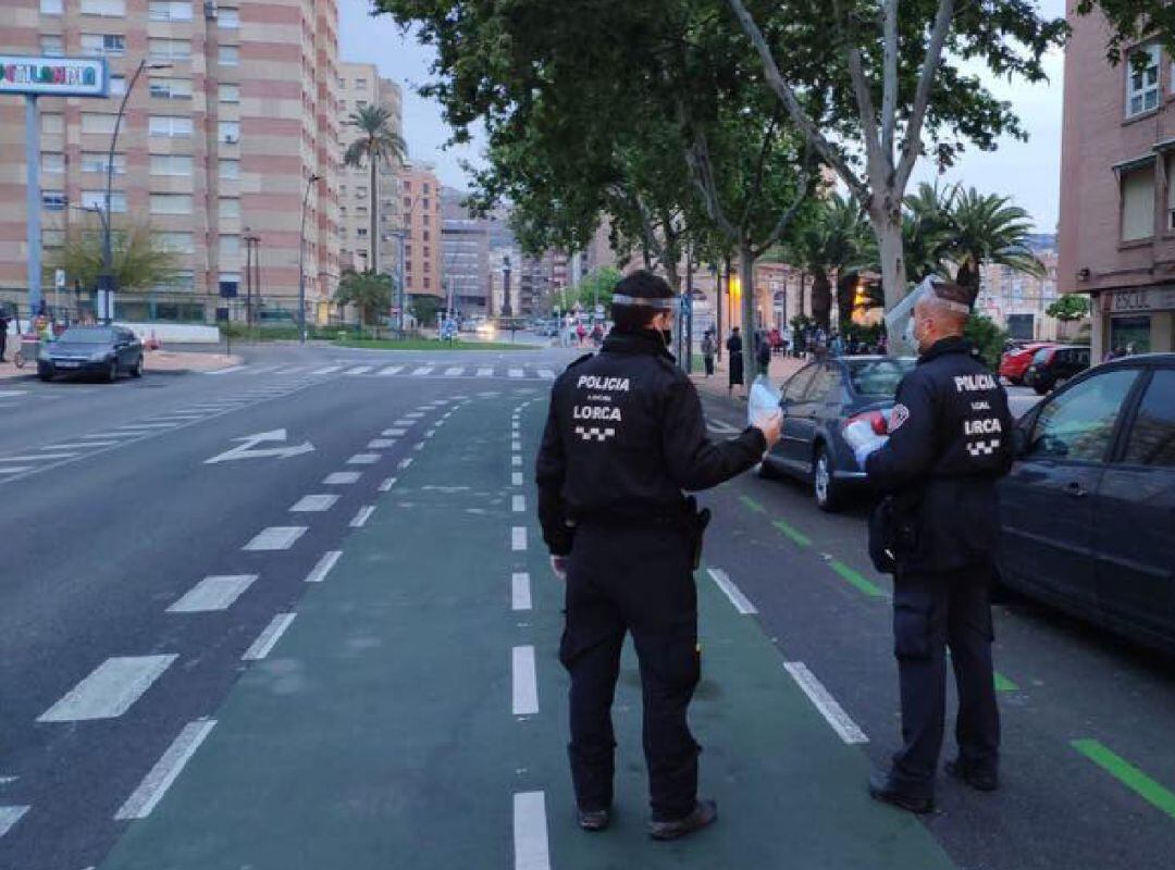 Lorca multará a los que tiren guantes y mascarillas a la vía pública 