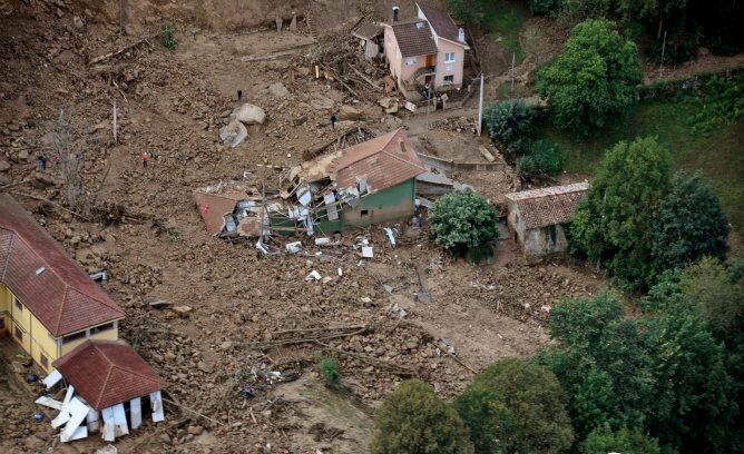 Fotografía facilitada por Bomberos de Asturias de la zona donde la pasada noche se produjo la rotura de un canal de agua perteneciente a la compañía Eon en Arenas de Cabrales (Asturias)