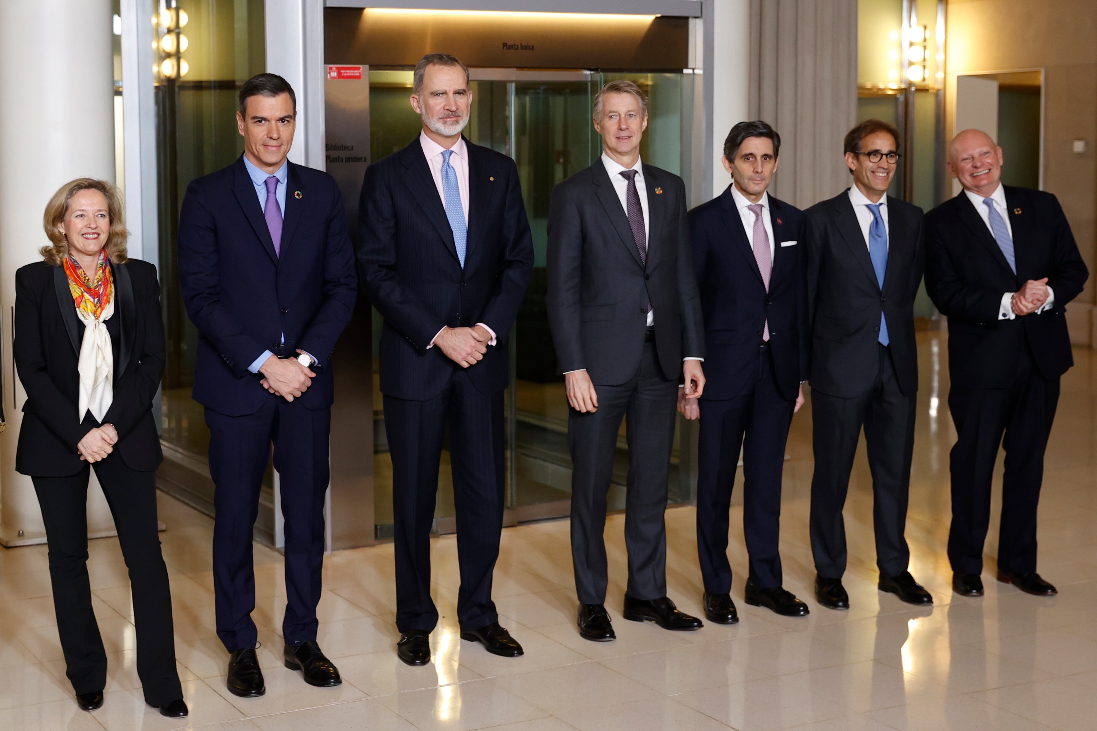 El rey Felipe VI, acompañado por la vicepresidenta primera, Nadia Calviño, el presidente del Gobierno, Pedro Sánchez, y el director general de GSMA, Mats Granryd  entre otros