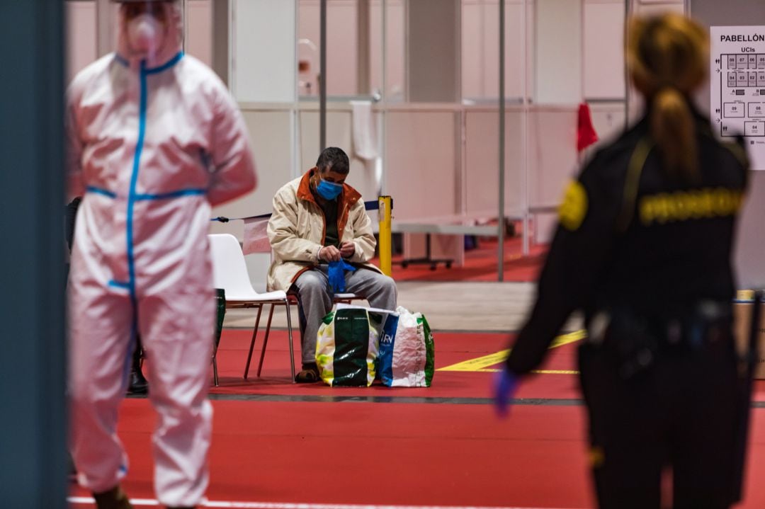 Un paciente del hospital de Ifema en Madrid se prepara para regresar a casa