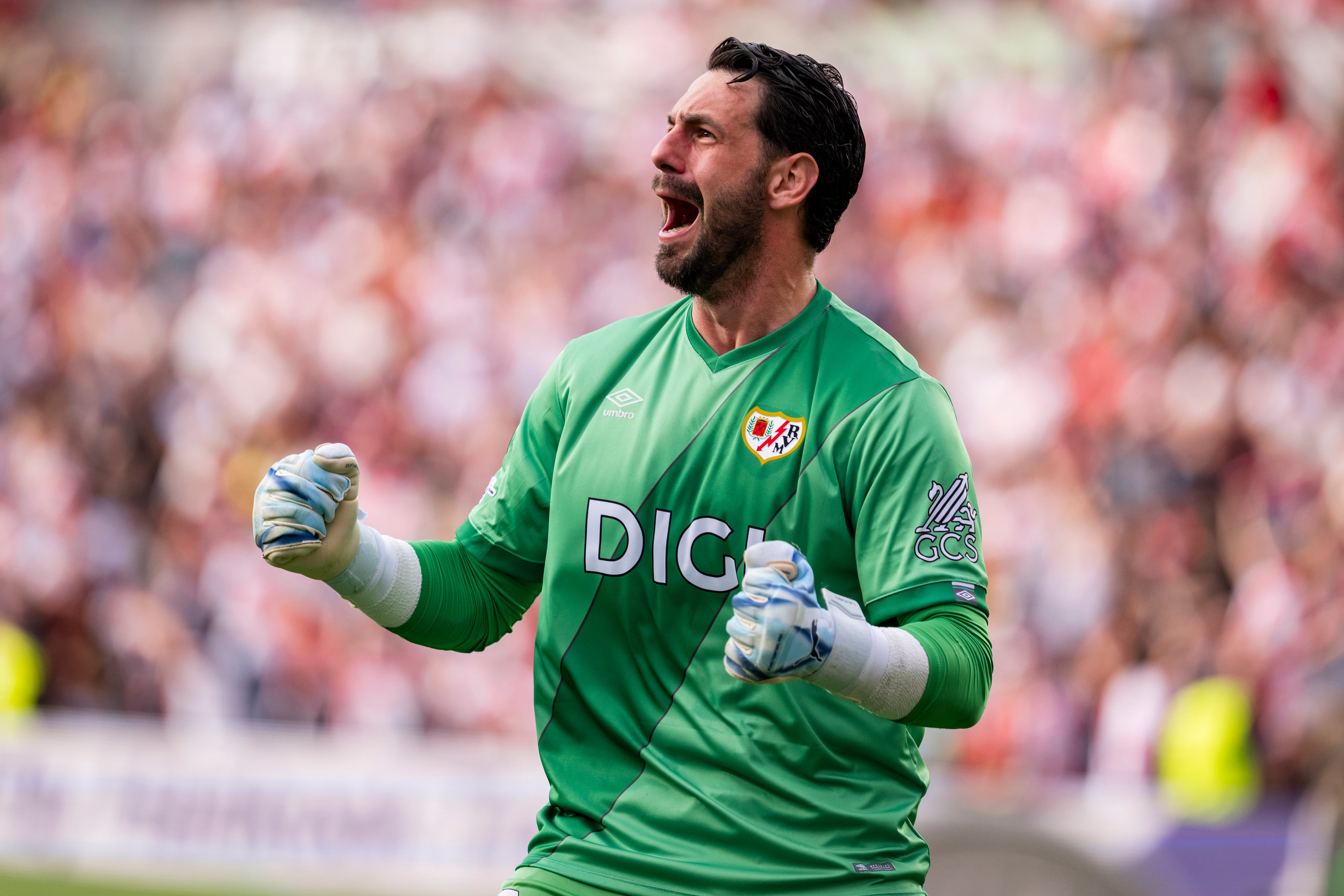 Batalla celebra uno de los goles del Rayo en el duelo ante el AEK
