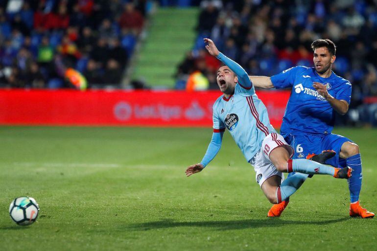 Iago Aspas ante Cabrera en el Getafe Celra