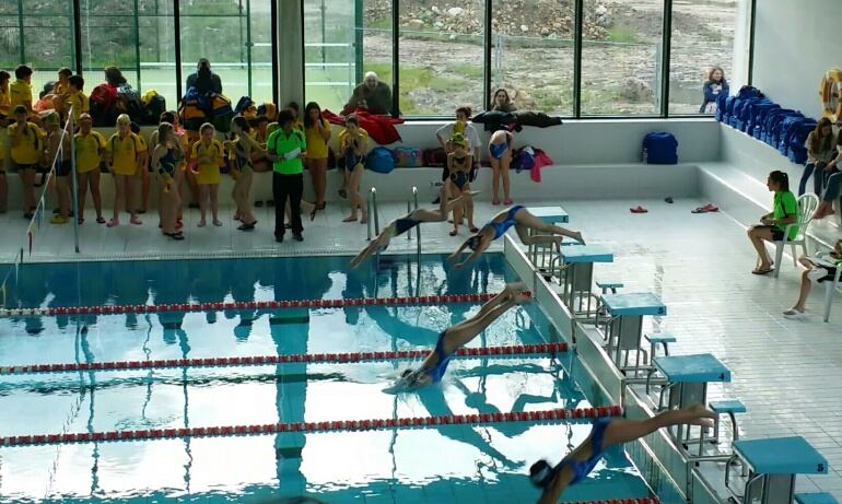 Competición juvenil en una piscina.