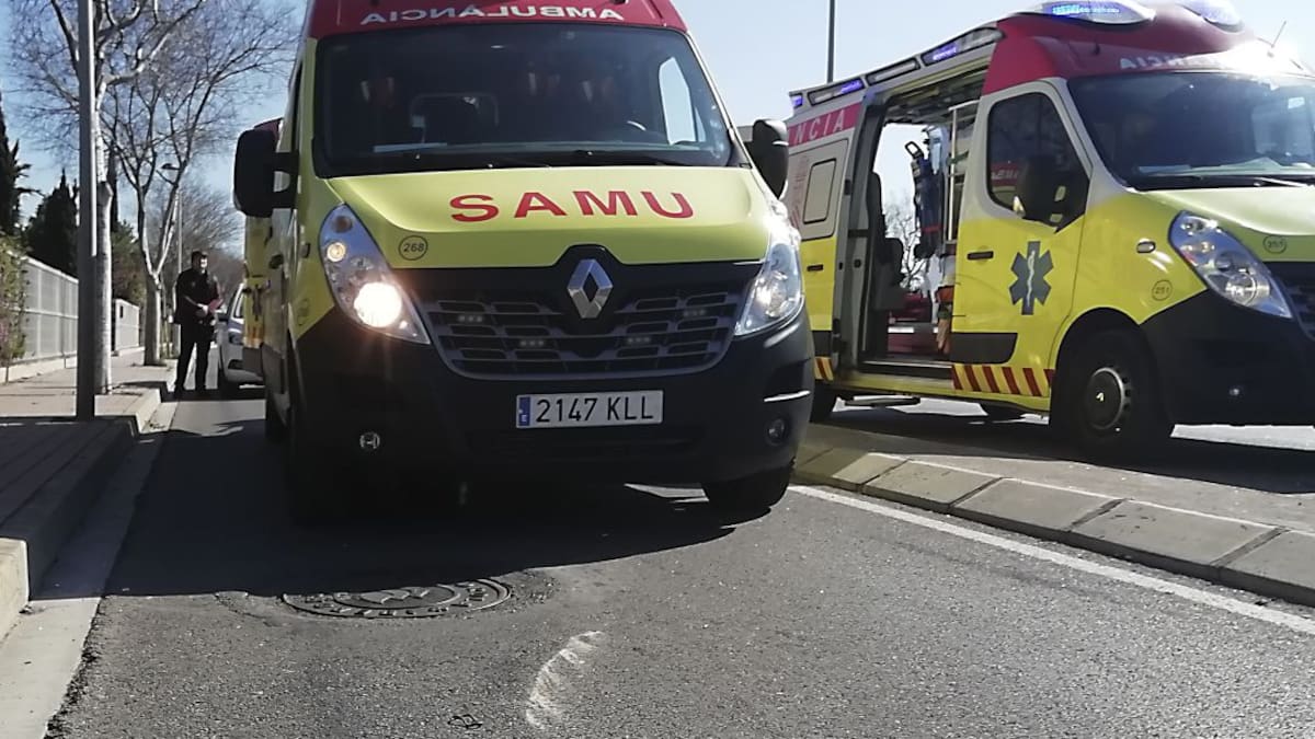 El SAMU asiste a dos heridos tras caer en un coche por un terraplén enAlcossebre