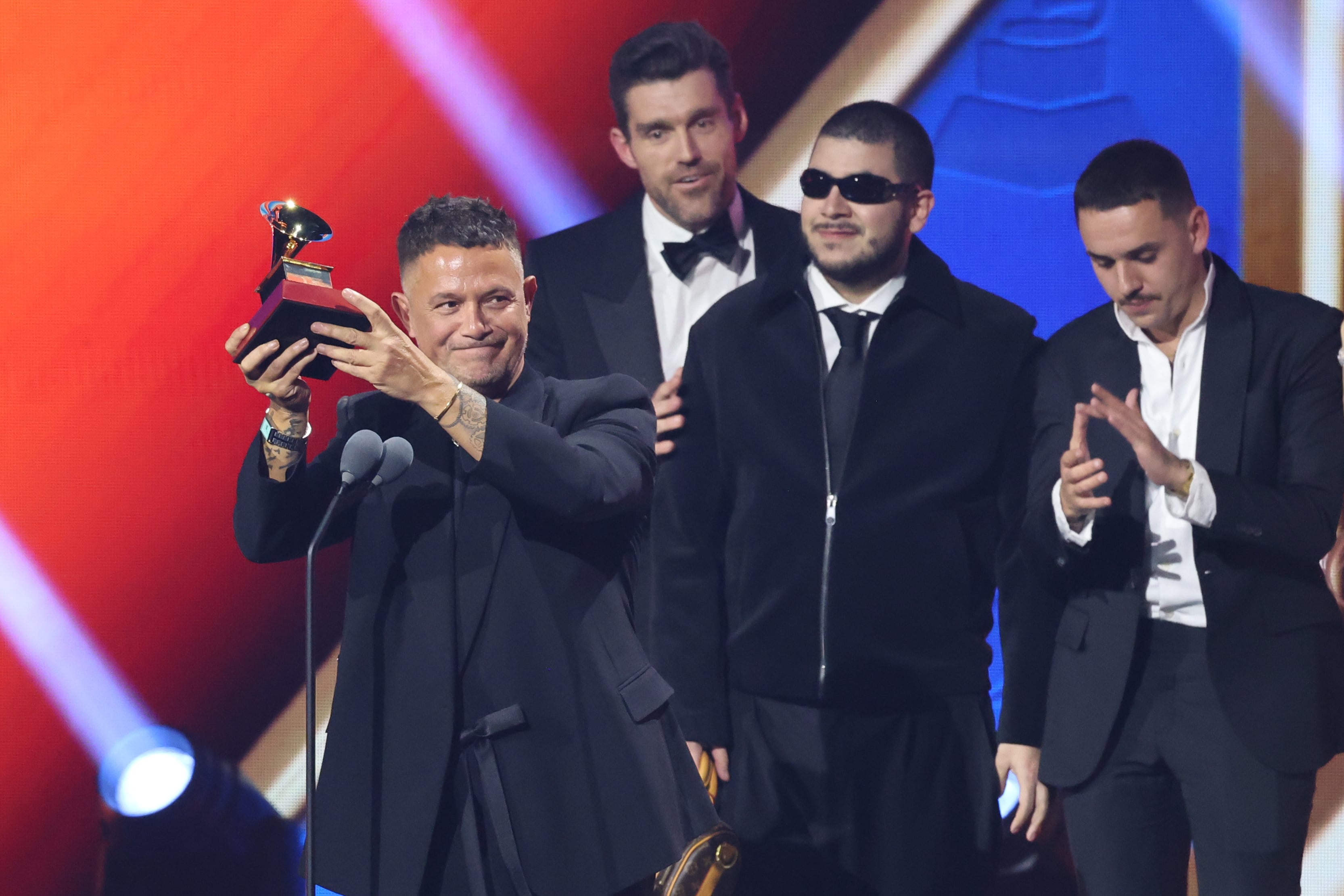 El cantante español Alejandro Sanz recibe un Latin Grammy a grabación del año en Las Vegas (Estados Unidos).